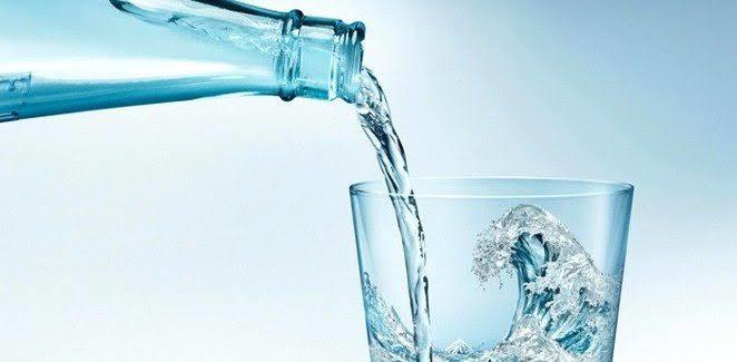 Su içmeden zayıflayamazsın. Sürahinin içine ılık su döküp limon sıkabilirsin. Limonlu su da zayıflamana yardımcı olur.