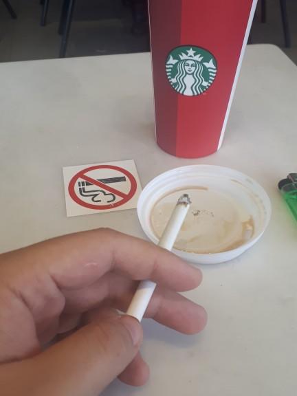 Starbucks'ın dışında artık sigara içilmiyormuş. Saçma değil mi? Neden yani, neden böyle salakça bir karar verilmiş ki?