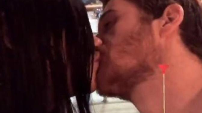 Adriana Lima, Metin Hara'yla Öpüştüğü Anların Videosunu Paylaştı. Siz özelinizi paylaşır mısınız?