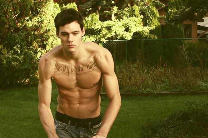 Holden Nowell'a 10 üzerinden kaç verirsiniz?