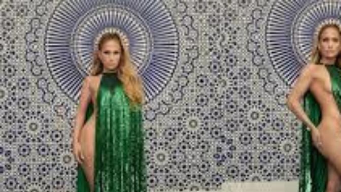 Jennifer Lopez ın bu elbısesi için ne diyorsunuz?