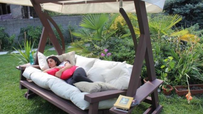 Evin kapalı terasında sallanmak için hangi bahçe salıncağı daha uygun?