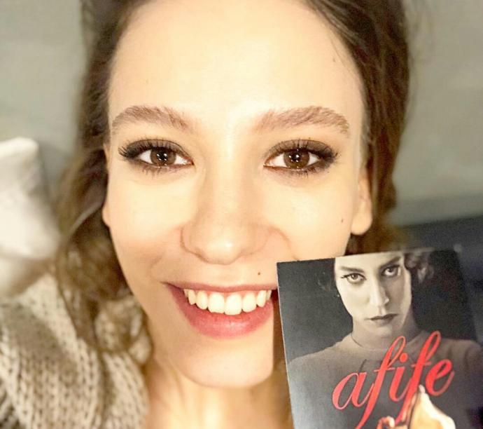 Serenay Sarıkaya'ın yüzü güzel mi sizce?