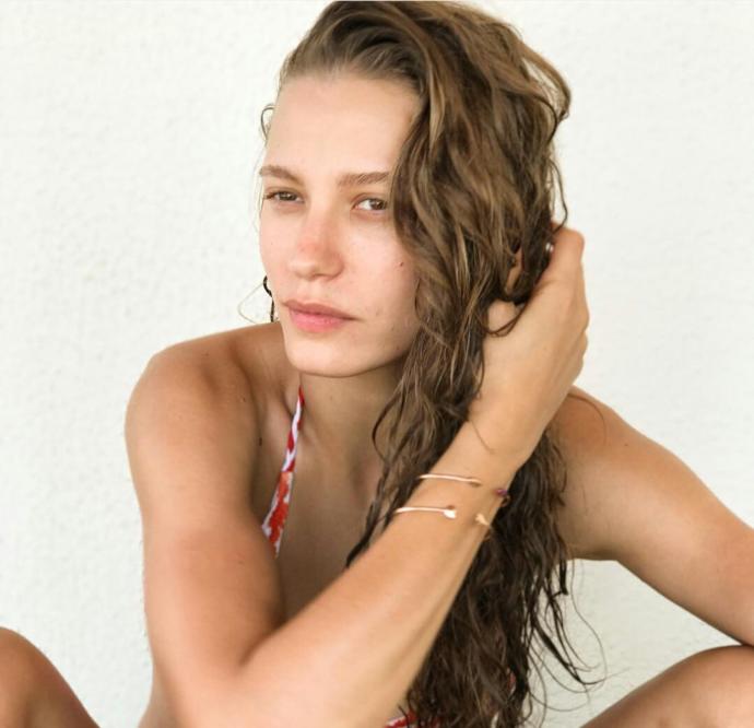 Serenay Sarıkaya'ın yüzü güzel mi sizce?