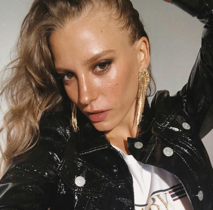 Serenay Sarıkaya'ın yüzü güzel mi sizce?