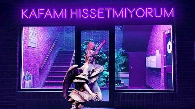 Ülkedeki tüm billboardlara asılması gereken söz nedir?