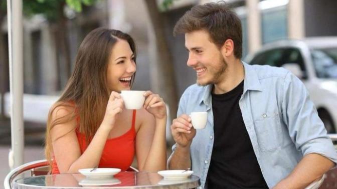 Erkeklerin %89'u, bir kadının dostça davranışlarını flört zannetmektedir. Peki neden?