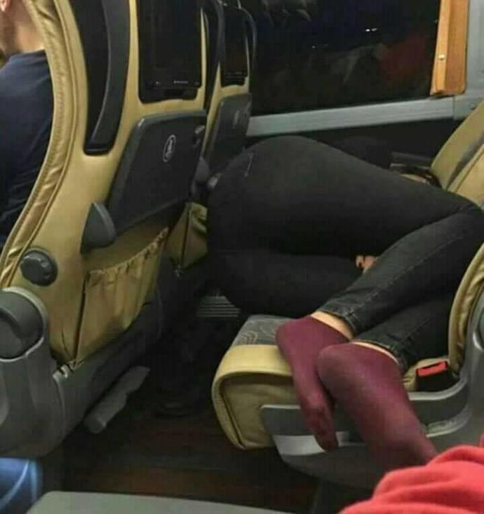Otobüste böyle uyuyan bir kadın ile karşılaşsanız ne yaparsınız :D?
