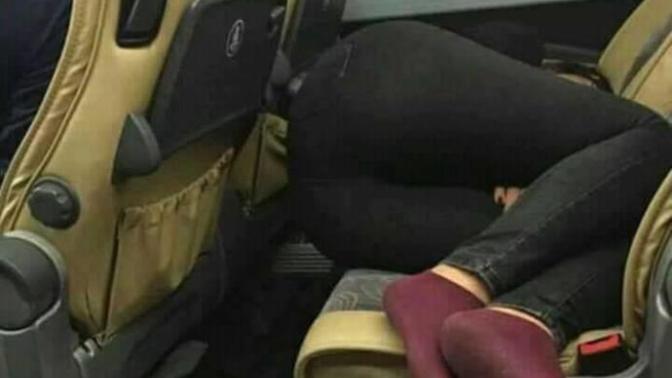 Otobüste böyle uyuyan bir kadın ile karşılaşsanız ne yaparsınız :D?