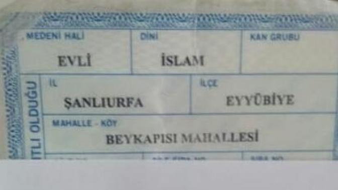 Bana evli olduğunu ispat etmek için bu nüfus cüzdanı gönderdi ama onun ismi görünmüyor. Sizce gerçekten mi evli?