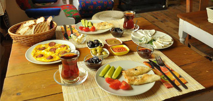 Sevgiliyle birlikte lüks bir mekanda mı kahvaltı yoksa sevgilinin kendisinin hazırlamış olduğu kahvaltı mı?
