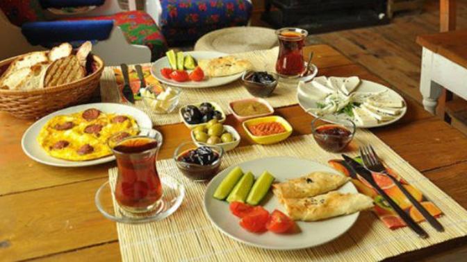 Sevgiliyle birlikte lüks bir mekanda mı kahvaltı yoksa sevgilinin kendisinin hazırlamış olduğu kahvaltı mı?