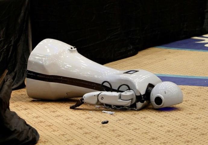 İnsansı robot ‘Mini Ada’ önce dans etti, sonra kontrolünü kaybedip kürsüden düşerek parçalandı! Peki siz ne düşünüyorsunuz?