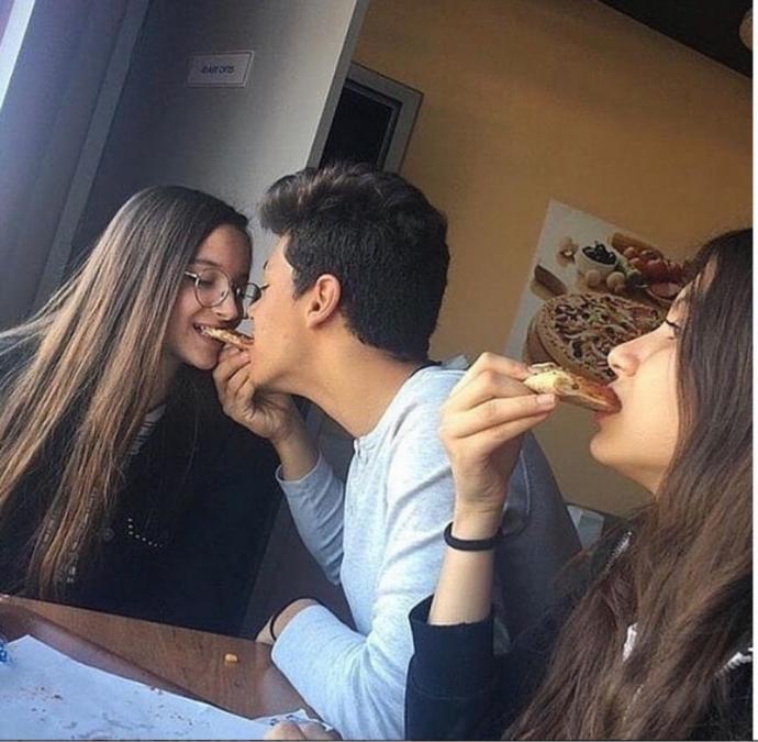 İki sevgilinin yanındaki üçüncü kişi olmak, nasıl bir duygu?
