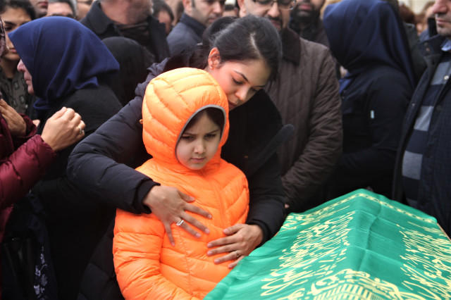 Elazığ’da karısını aldatan doç. doktoru , sevgilisinin erkekarkadaşı öldürdü, doktorun karısı cenazeye neden gelip okadar ağladı?
