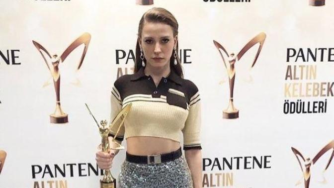 Serenay Sarıkaya'nın Altın Kelebek Ödül Töreni'nde giydiği kıyafeti nasıl buldunuz?