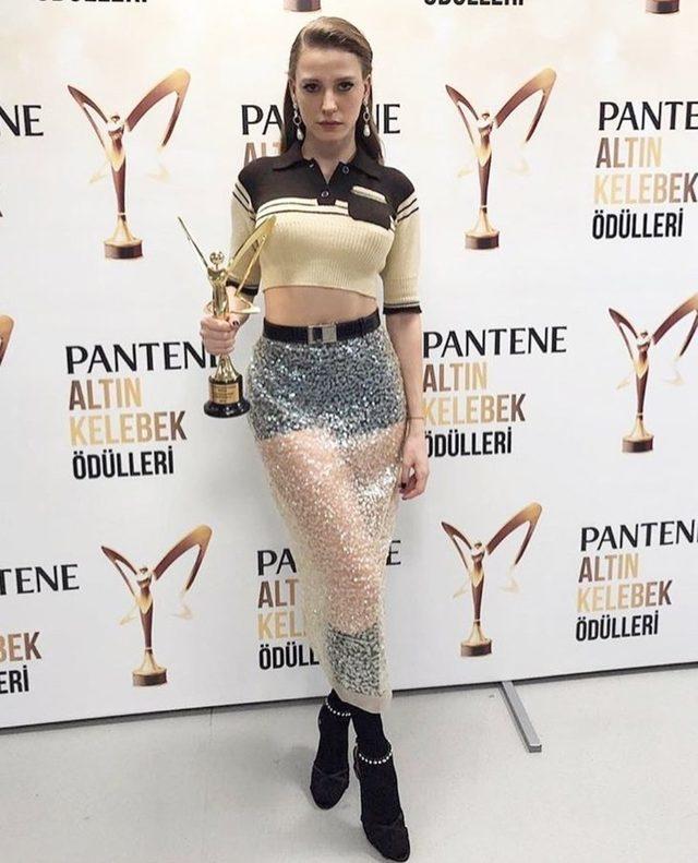 Serenay Sarıkaya'nın bu kıyafeti tam 13 bin TL imiş.. Sizce bu kıyafet bu para eder mi? Siz olsanız bu parayı verir alır mısınız?