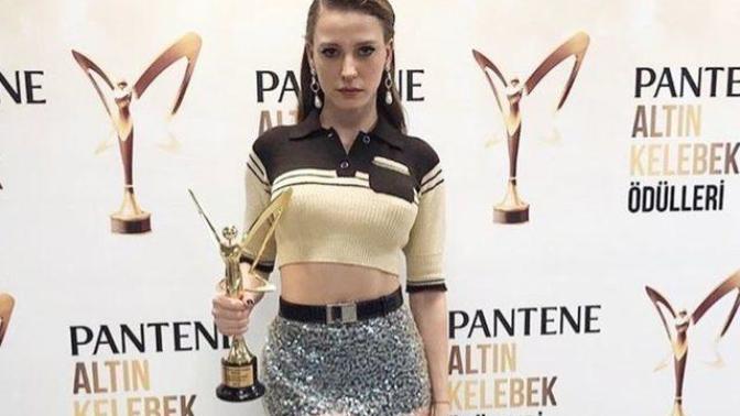 Serenay Sarıkaya'nın bu kıyafeti tam 13 bin TL imiş.. Sizce bu kıyafet bu para eder mi? Siz olsanız bu parayı verir alır mısınız?