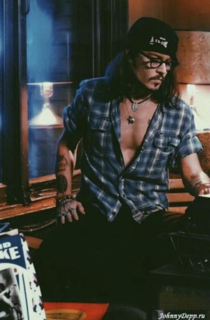 Johnny Depp sizce de çok karizmatik ve yakışıklı değil mi ya?