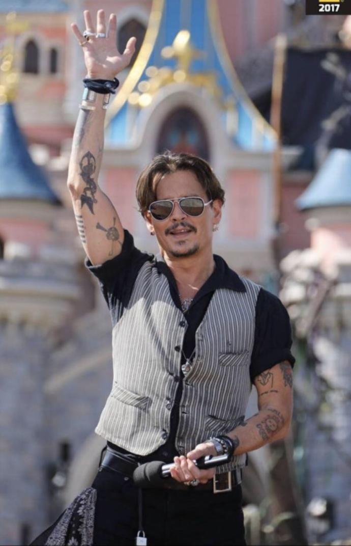 Johnny Depp sizce de çok karizmatik ve yakışıklı değil mi ya?