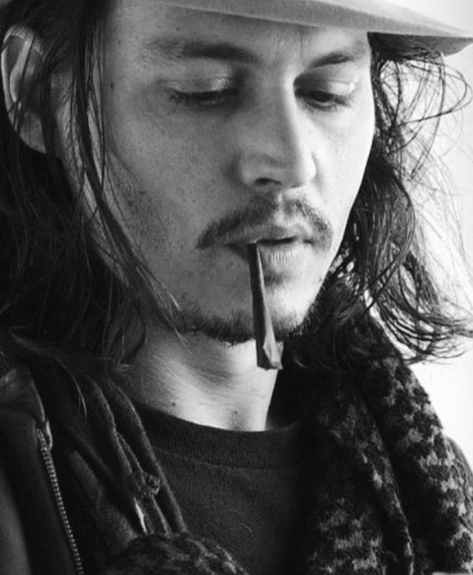 Johnny Depp sizce de çok karizmatik ve yakışıklı değil mi ya?