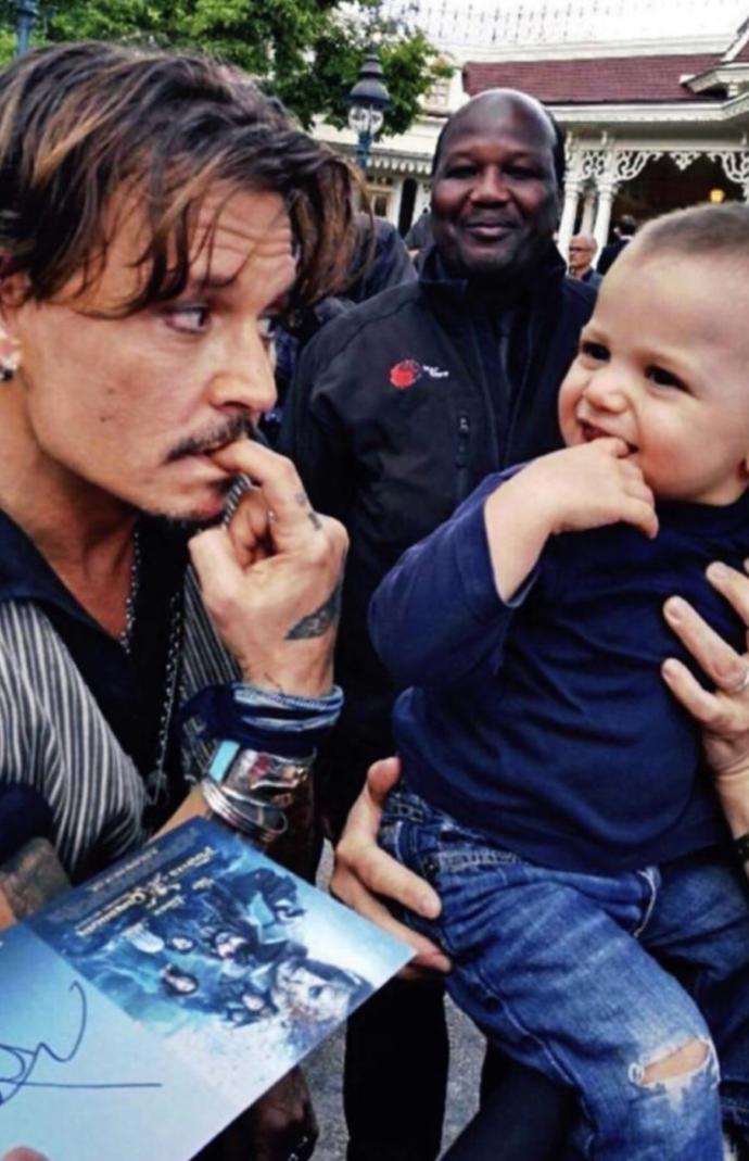 Johnny Depp sizce de çok karizmatik ve yakışıklı değil mi ya?