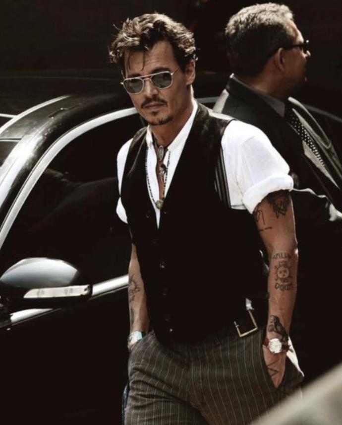 Johnny Depp sizce de çok karizmatik ve yakışıklı değil mi ya?
