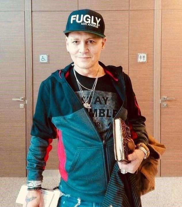 Johnny Depp sizce de çok karizmatik ve yakışıklı değil mi ya?