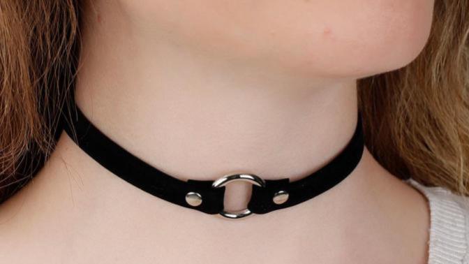 Choker kolye takan kızlar biraz şey olmuyor mu?