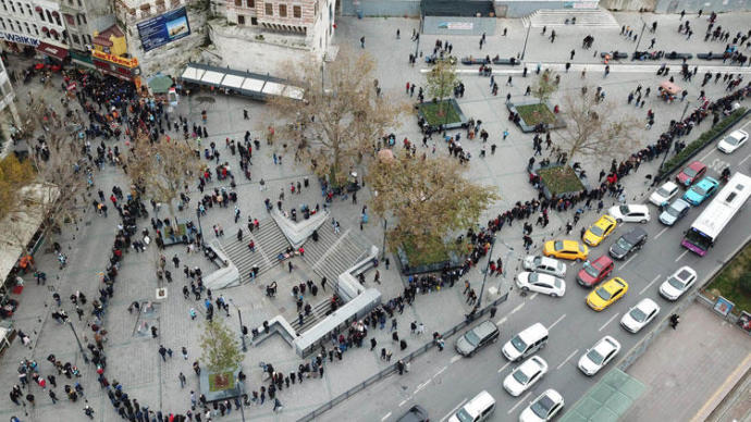 Nimet Abla'da piyango kuyruğu havadan görüntülendi. Büyük ikramiye size çıksa ilk yapacağınız şey ne olur?