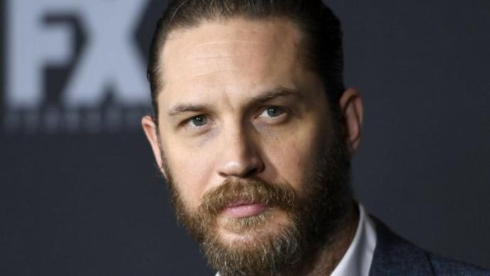 Tom Hardy acayip karizmatik, çekici değil mi ya?