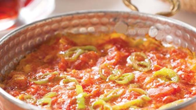 Kıvanç Tatlıtuğ “Menemen dediğin soğanlı olur “dedi! Sence menemen nasıl olur?