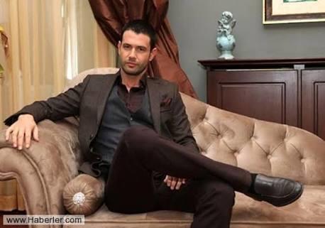 Bence bu adam maskülen/erkeksi cazibe ve karizma bakımından, çok sevilen Murat Boz ve Burak Özçivit'i ezer geçer. Sizce?