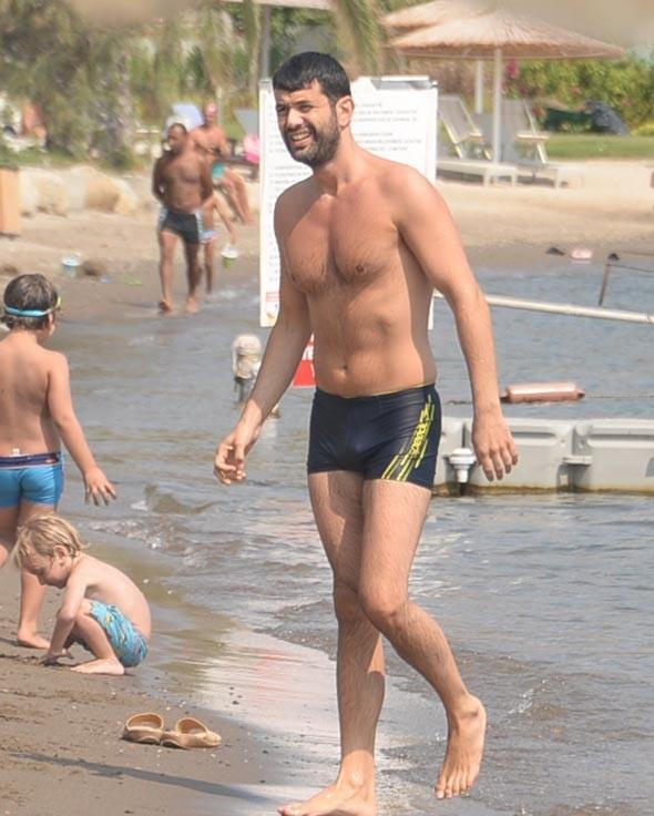 Bence bu adam maskülen/erkeksi cazibe ve karizma bakımından, çok sevilen Murat Boz ve Burak Özçivit'i ezer geçer. Sizce?