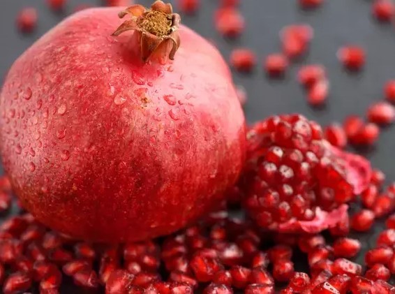En uzun günde yapılan, uğur getireceğine inanılan nar kırma ritüelini dener misiniz?