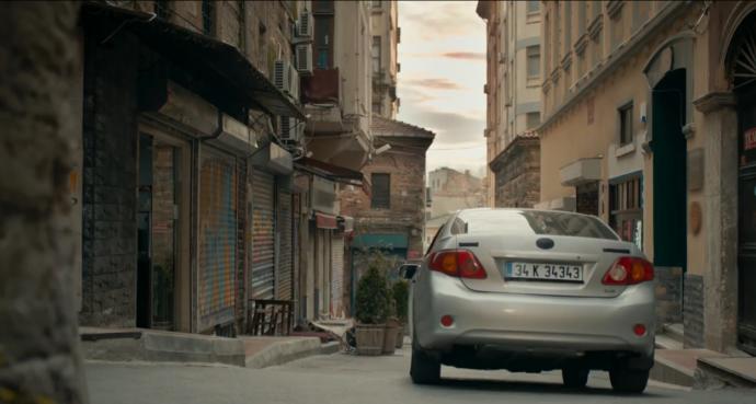 Çarpışma dizisinde arabalarda kullanılan uydurma plakaların sebebi ne olabilir?