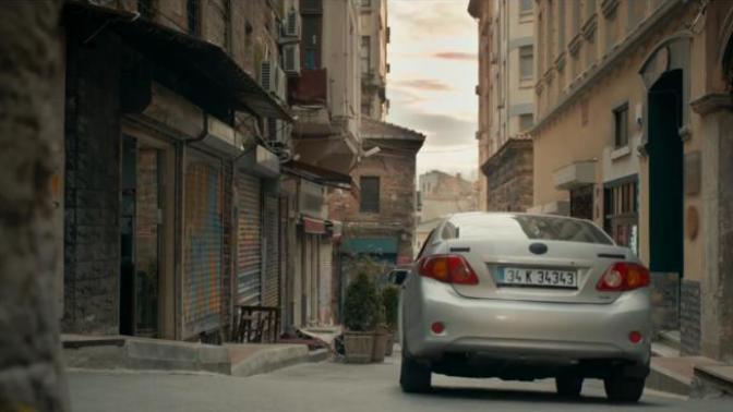 Çarpışma dizisinde arabalarda kullanılan uydurma plakaların sebebi ne olabilir?