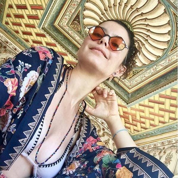 Beren Saat'in göğüsleri sizce çekici ve güzel mi?