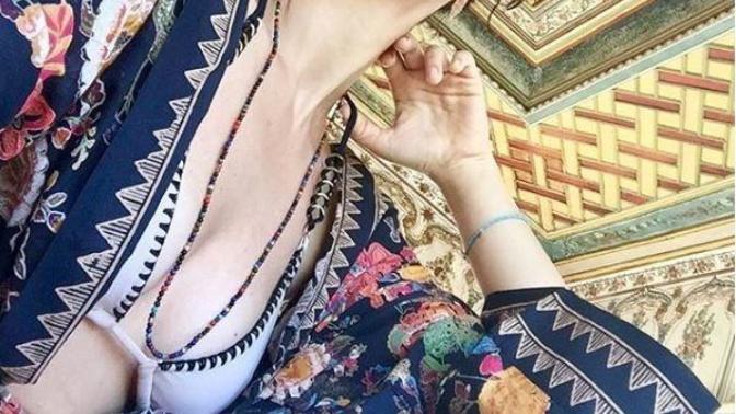 Beren Saat'in göğüsleri sizce çekici ve güzel mi?