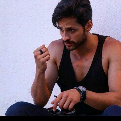 Bu iki aktörden hangisinin beden dili özgüveni yüksek, otoriter, şehvetli ve kudretli erkek izlenimi veriyor? Kim daha maskülen?