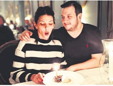 Şahan Gökbakar’ın, eşi Selin Gökbakar’a bakışı sosyal medyada olay oldu! Şahan Gökbakar Ahmet Kural’ın pabucunu dama mı attı?