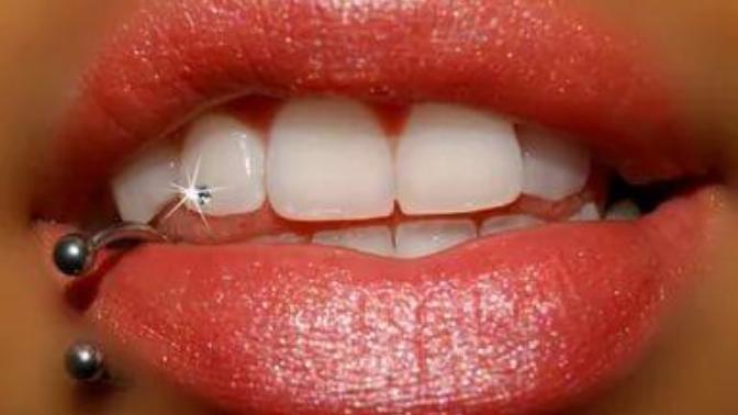 Dudak piercing i olan bir kızla öpüşür müsünüz?
