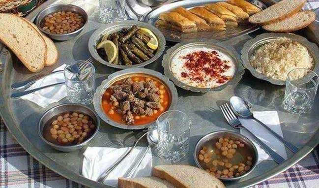 Yer sofrasında yemek yiyen  var mı  ya da  kaldımı?