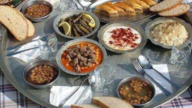 Yer sofrasında yemek yiyen  var mı  ya da  kaldımı?
