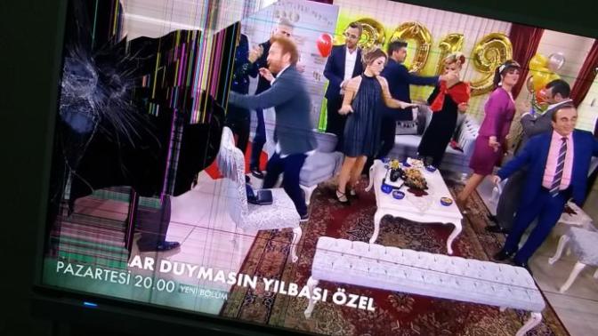 Televizyon darbe aldi. Bu tamir olur mu anlayan varmi?