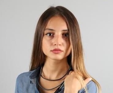 Bu kizin g. tü  var mı   yok mu sizce ve nasil g. tü ve güzelmi cirkinmi sizce, nedenide söyleyin lütfen?