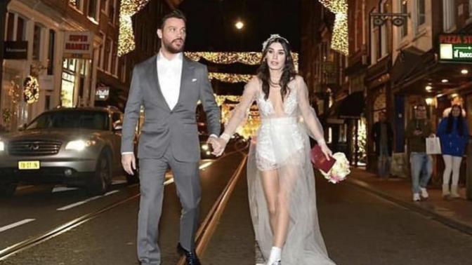 Burcu Kıratlı’nın mini gelinliği olay oldu! Sizce gelinlik seksi mi olmalı yoksa romantik mi?