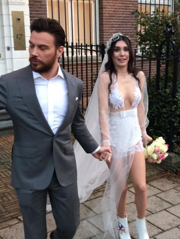 Burcu Kıratlı'nın gelinliğini nasıl buldunuz?