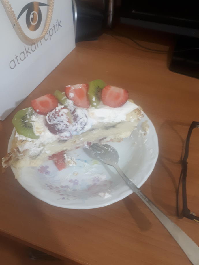 Gece gece bu pastayı yersem sabaha sağ çıkar mıyım sizce?