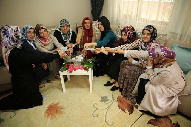 Yatak odasında kocası ile ne yaşıyorsa evli kadınlar altın günlerinde kendi gibi evli komşu, akraba kadınlarla paylaşıyorlar mı?